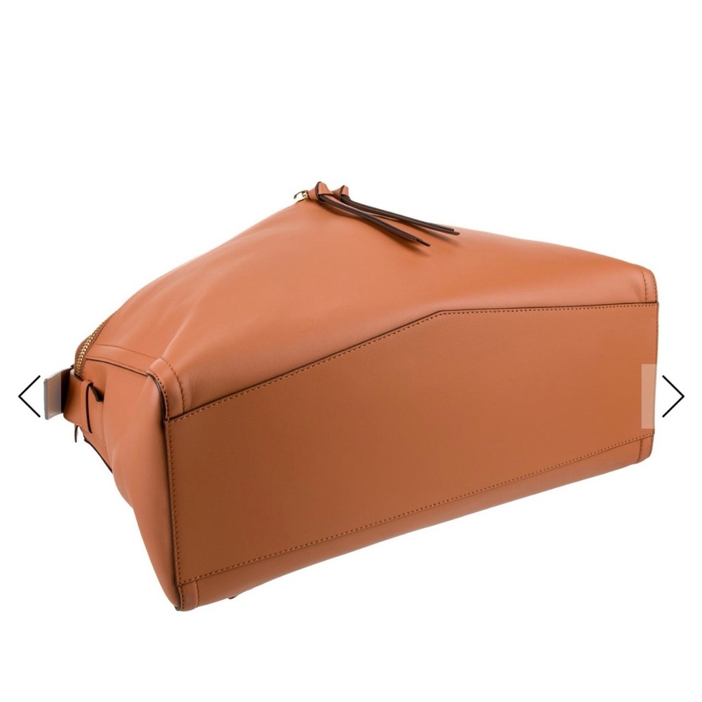 MCM NWT 3D Diamant Leather messenger BAG
Comes with dust bag and mcm cards - Picture 6 of 12